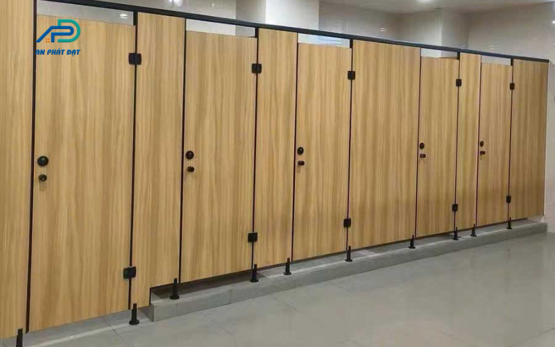 Vách ngăn compact laminate làm cửa nhà vệ sinh