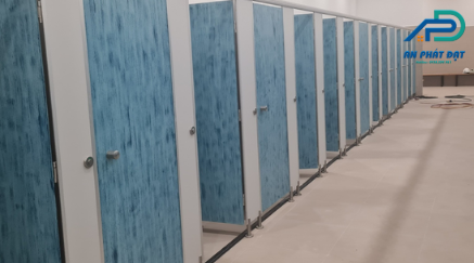 Tấm Compact HPL đang được thi công